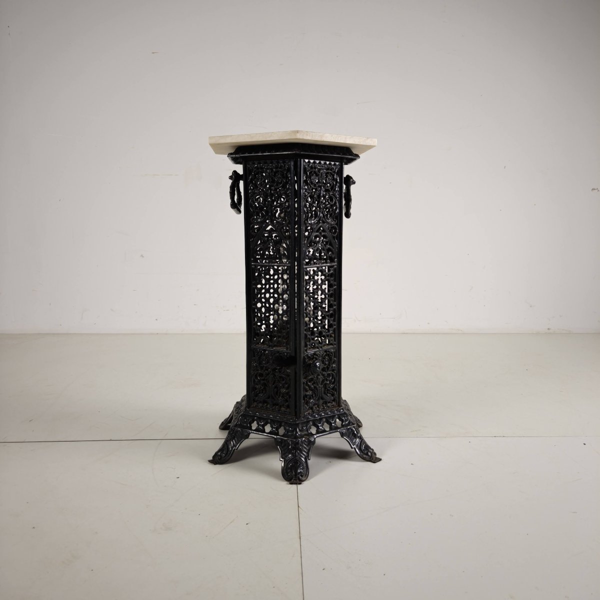 Table d'appoint en fonte de style orientaliste avec plateau en marbre, fin du XIXe siècle-photo-2
