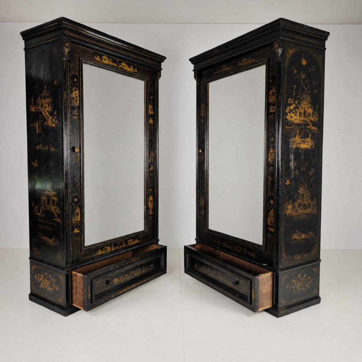 Paire d'armoires à linge (ou garde-robes) de style chinoiserie, XIXe siècle