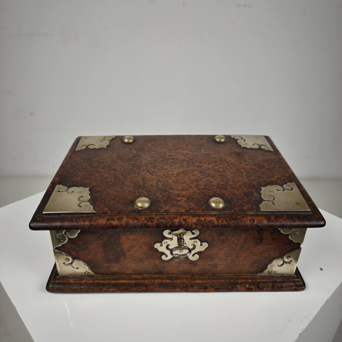 Coffret en bois d'amboine massif de style colonial hollandais du début du XVIIIe siècle, Batavi-photo-1
