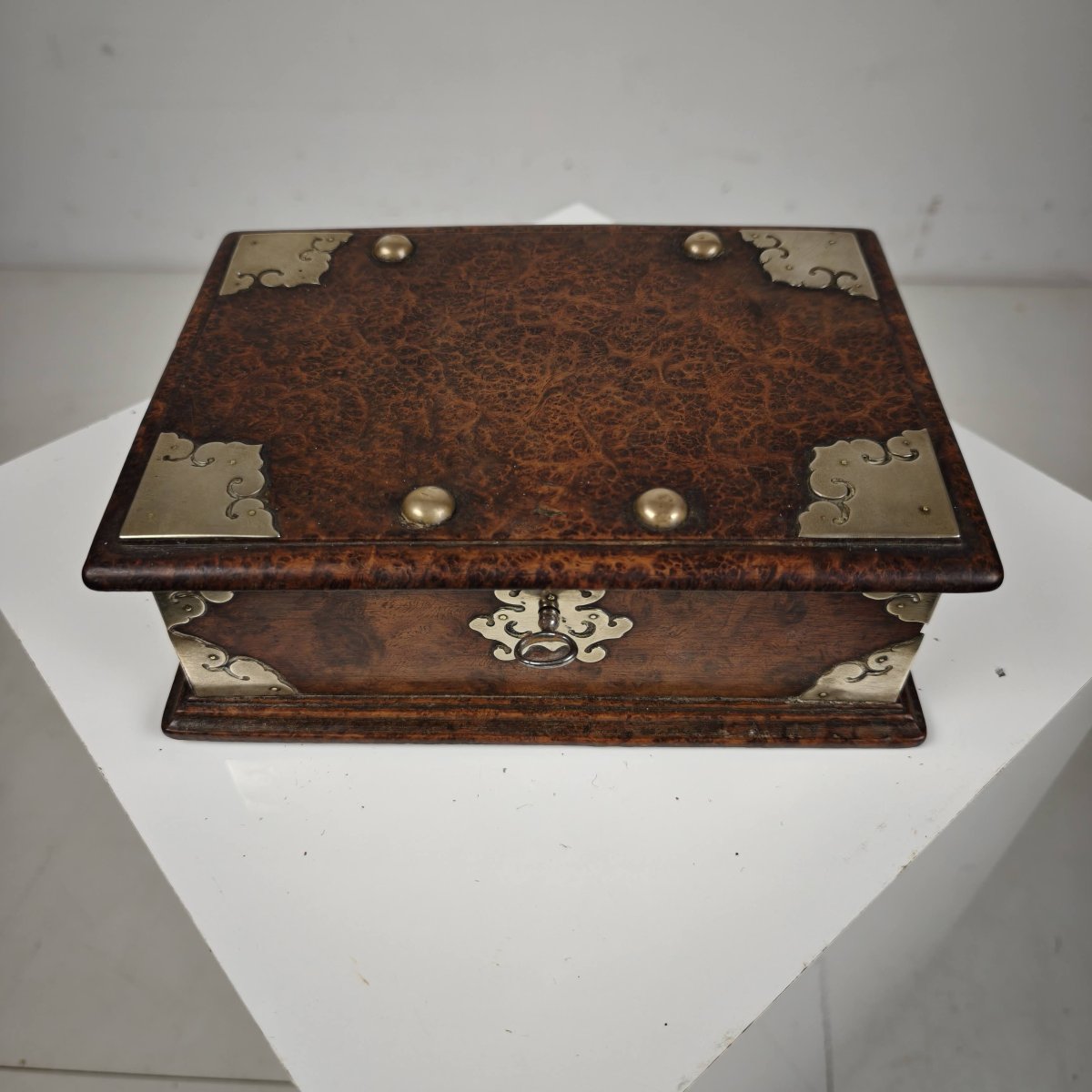Coffret en bois d'amboine massif de style colonial hollandais du début du XVIIIe siècle, Batavi-photo-5