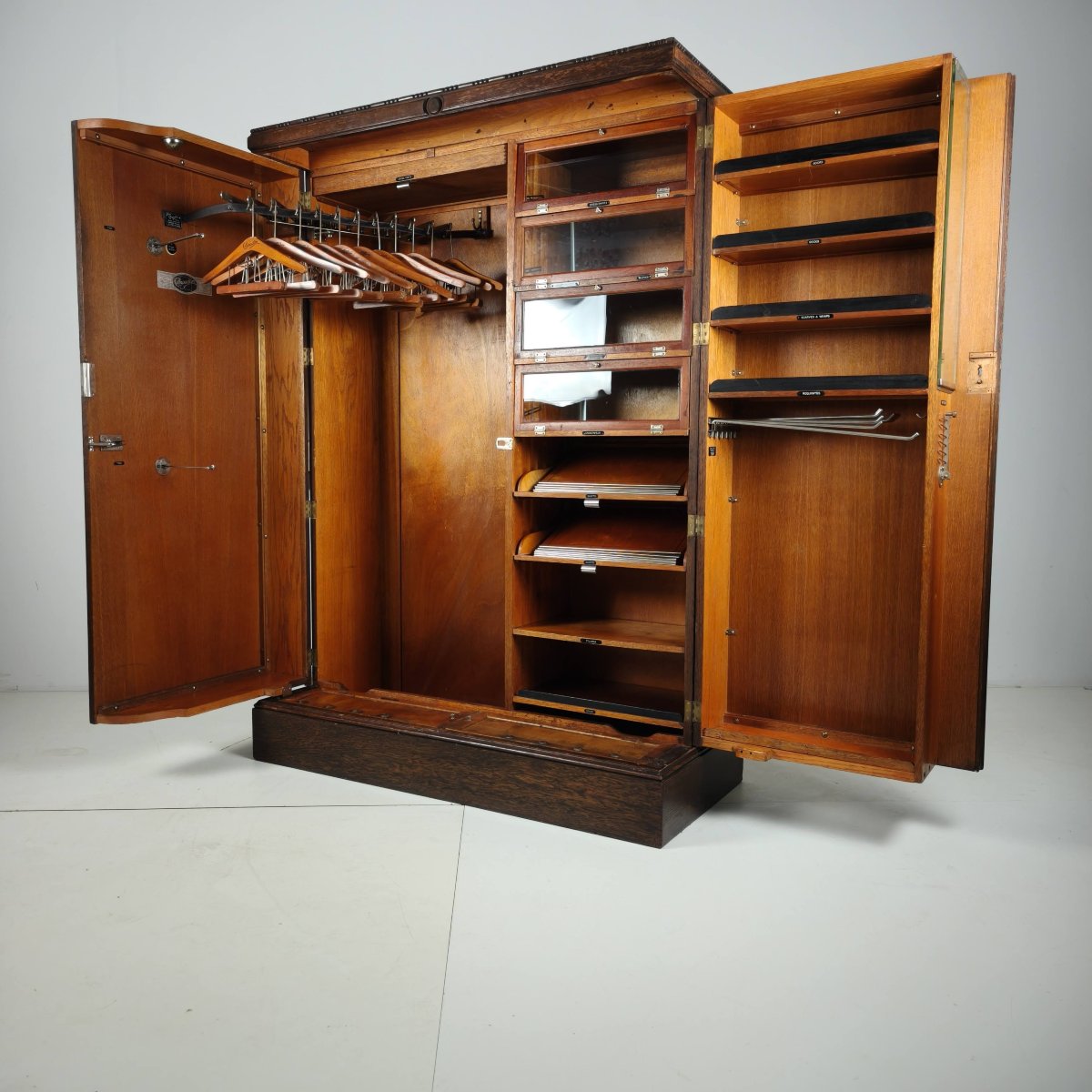 Armoire pour homme Compactom des années 1930, modèle n° 702 en chêne brun