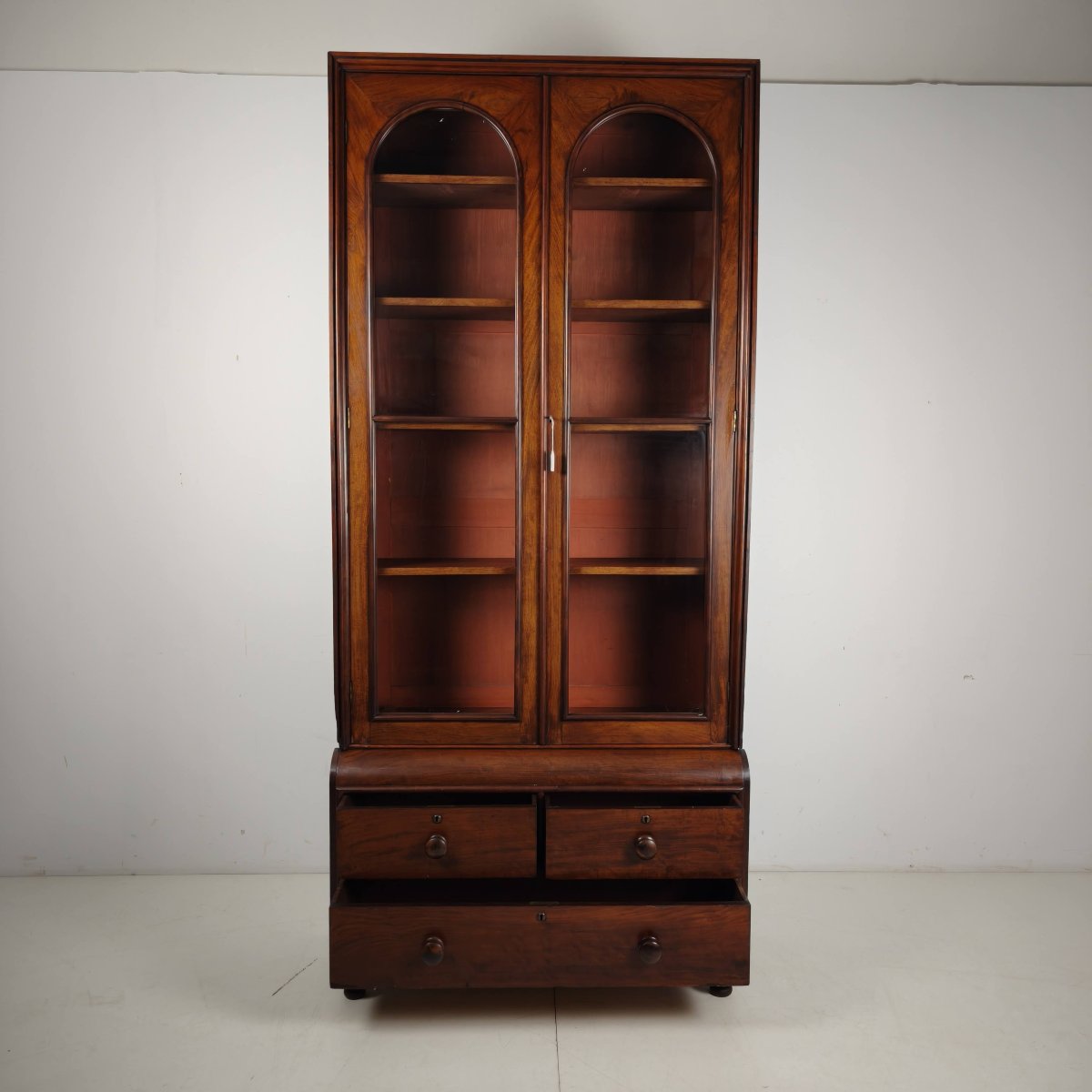 Bibliothèque vitrine anglaise de la fin du XIXe siècle avec portes et tiroirs vitrés-photo-1
