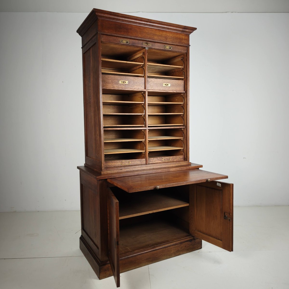 Armoire de notaire/d'archives à cylindre en chêne hollandais des années 1930