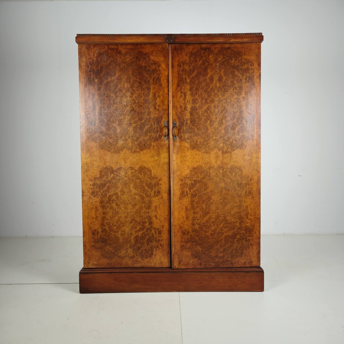 Armoire compacte Art Déco anglaise pour homme en loupe de noyer clair-photo-2