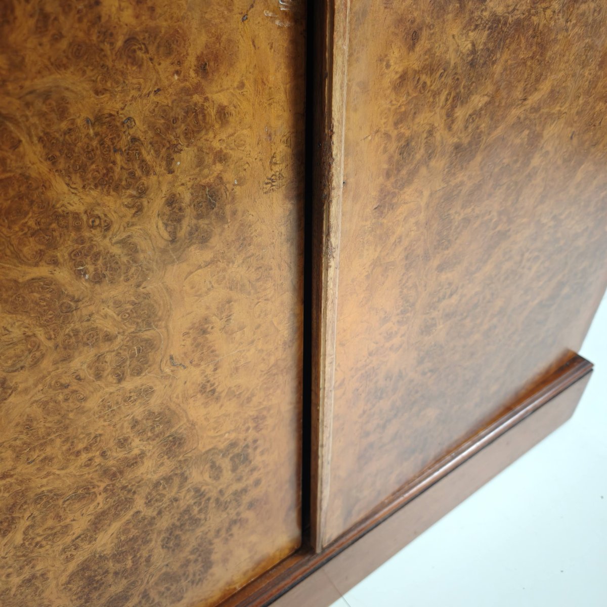 Armoire compacte Art Déco anglaise pour homme en loupe de noyer clair-photo-4