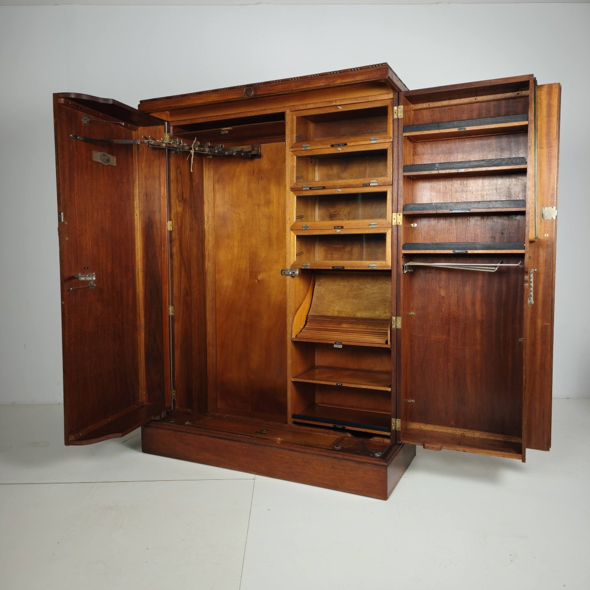 Armoire compacte Art Déco anglaise pour homme en loupe de noyer clair-photo-1