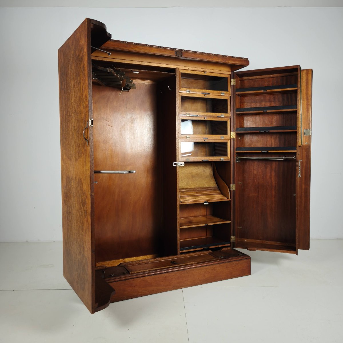 Armoire compacte Art Déco anglaise pour homme en loupe de noyer clair-photo-2