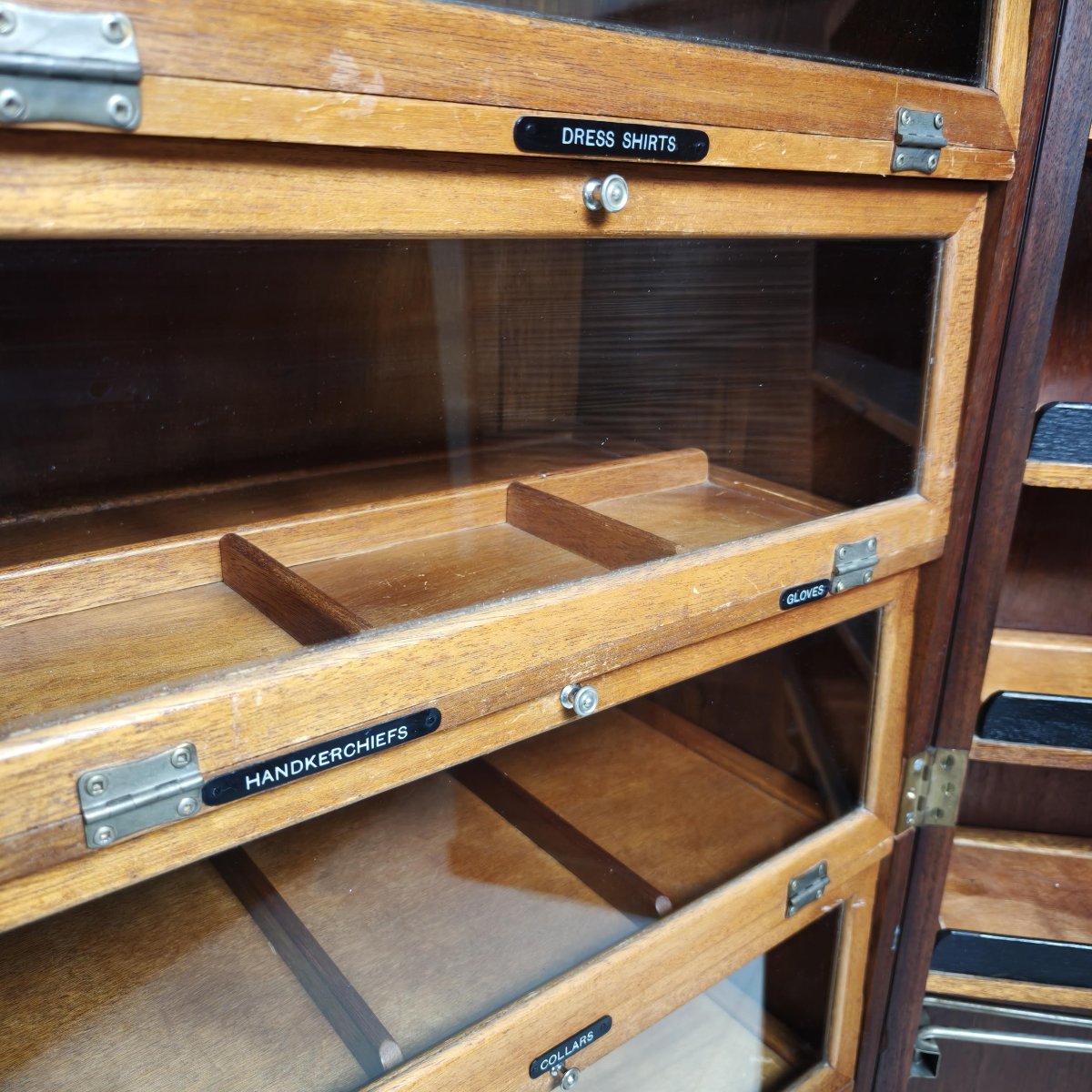 Armoire compacte Art Déco anglaise pour homme en loupe de noyer clair-photo-3