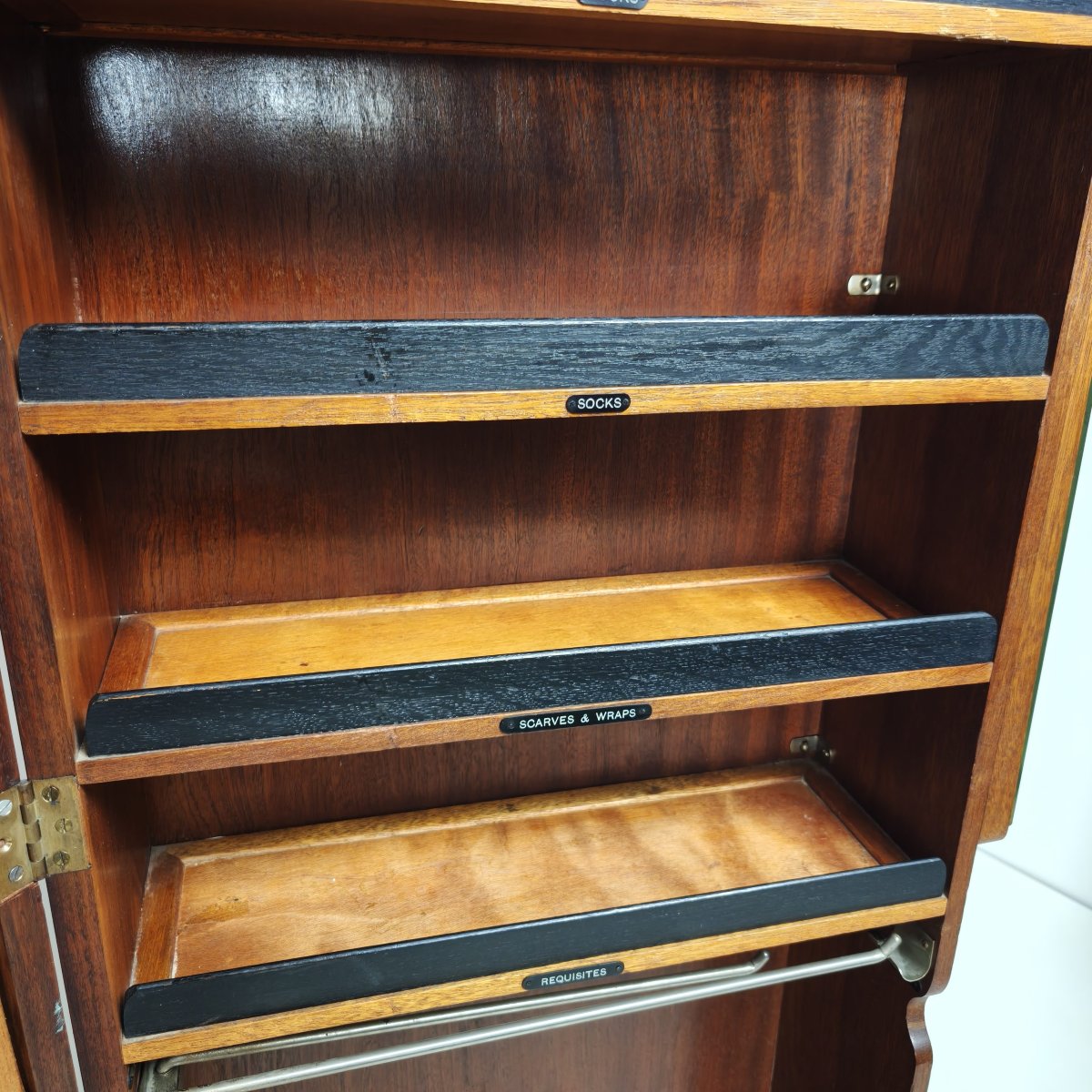 Armoire compacte Art Déco anglaise pour homme en loupe de noyer clair-photo-4