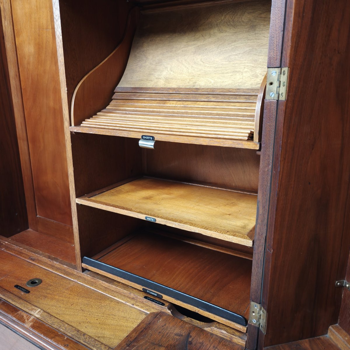 Armoire compacte Art Déco anglaise pour homme en loupe de noyer clair-photo-6