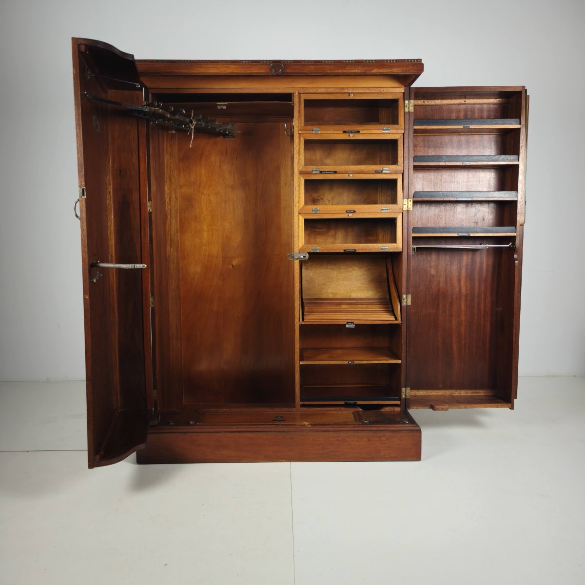 Armoire compacte Art Déco anglaise pour homme en loupe de noyer clair