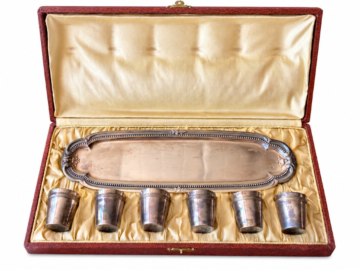 Service à liqueur en métal argenté, 6 gobelets et plateau dans son écrin - vers 1900