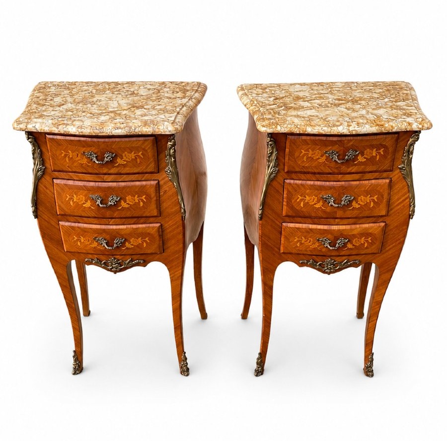 Paire de chevets de style Louis XV en bois de rose et marqueterie, dessus de marbre