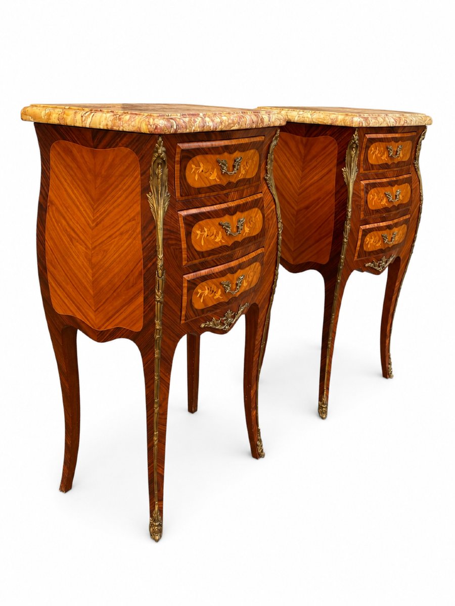 Paire de chevets galbés de style Louis XV en marqueterie florale, bronze doré et marbre-photo-1