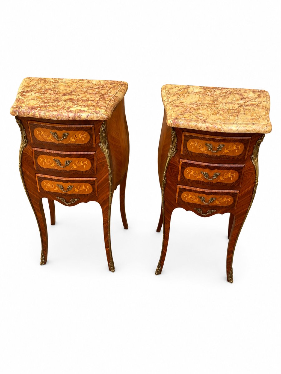 Paire de chevets galbés de style Louis XV en marqueterie florale, bronze doré et marbre-photo-2