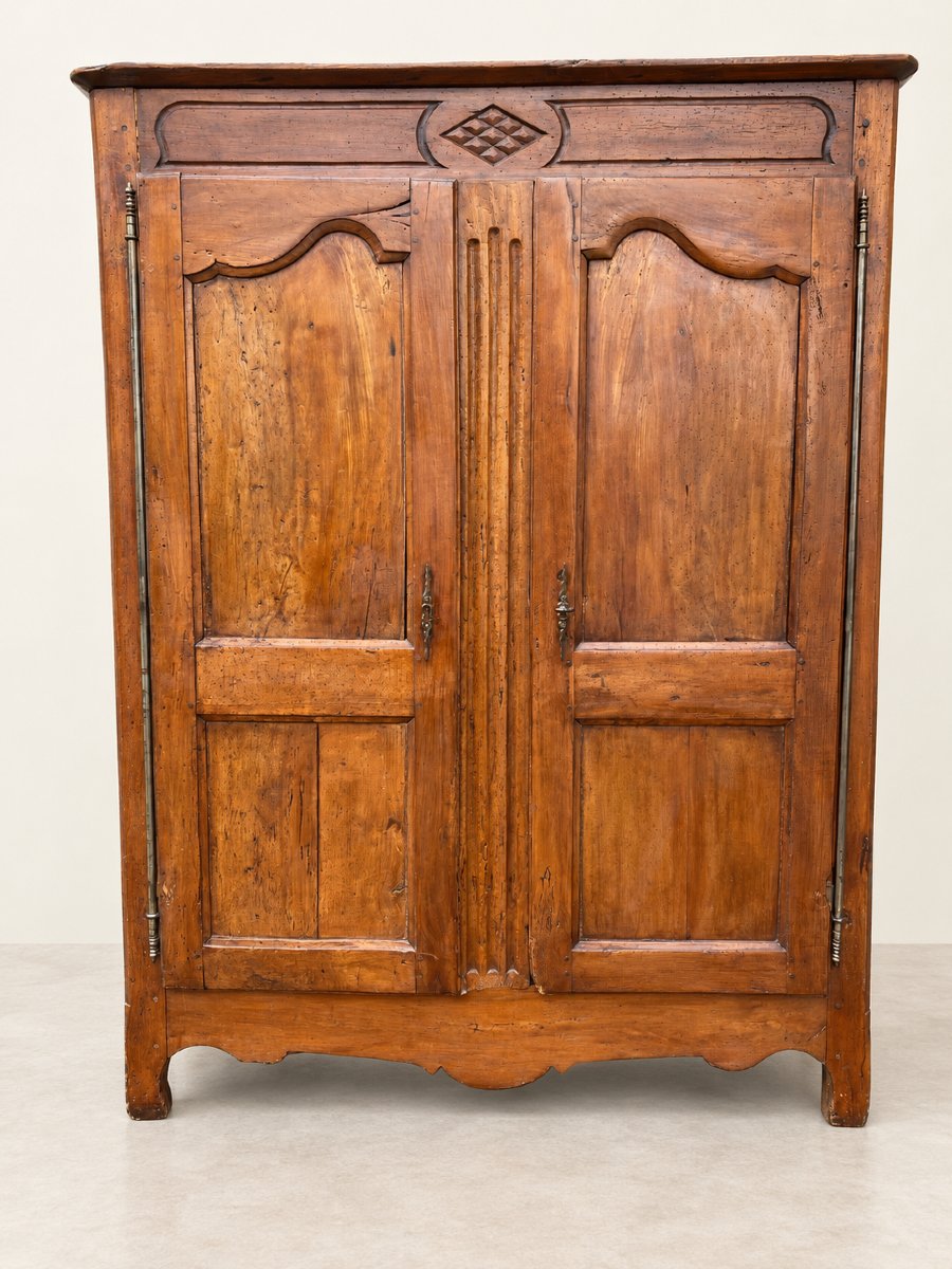 Regional Louis XV-style Two-door Cabinet With Carved Decoration And A Warm Patina-photo-2