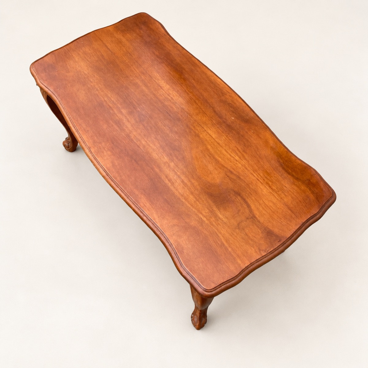 Table basse de style Louis XV en noyer sculpté -photo-1