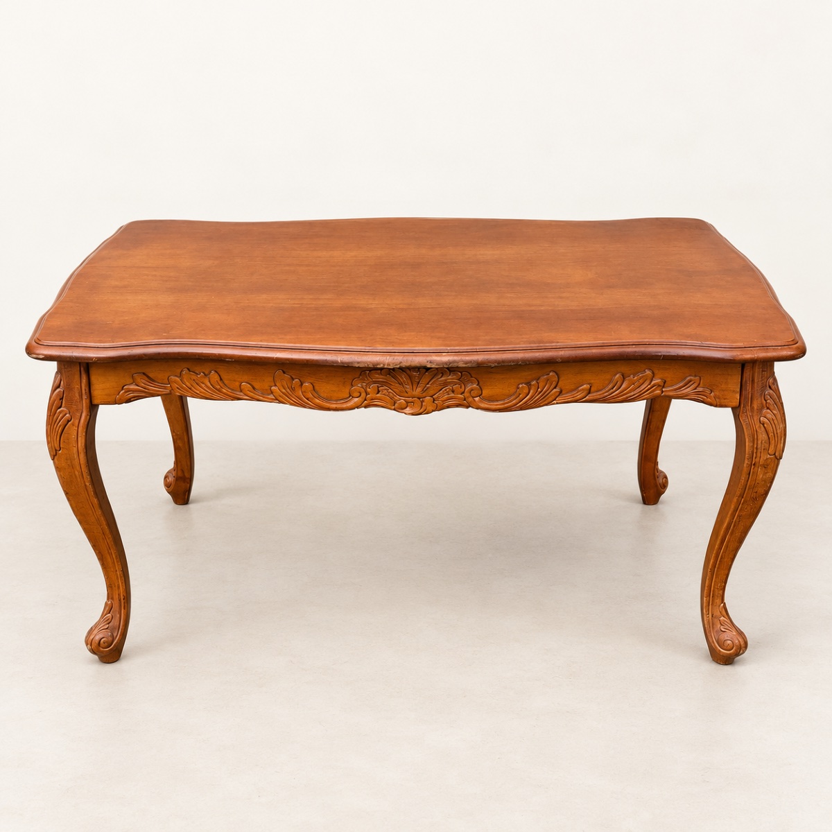 Table basse de style Louis XV en noyer sculpté 