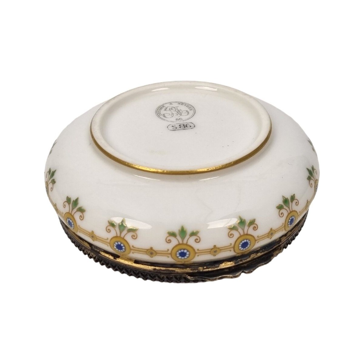 boite en porcelaine Manufacture Nationale de Sèvres pâte sur pâte 1886-photo-1