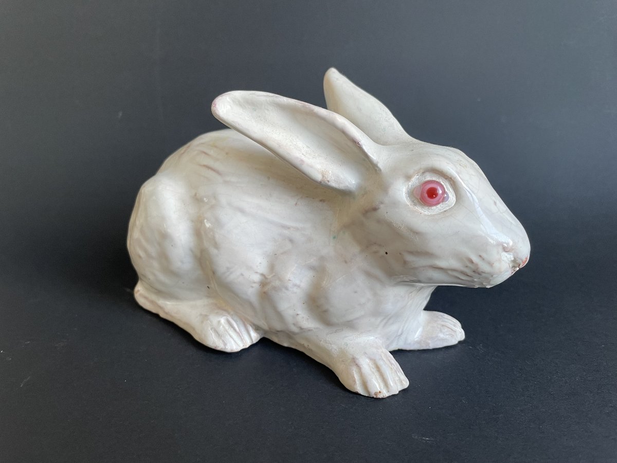 Lapin couché en faïence de Bavent fabrication TN (Tuilerie Normande)