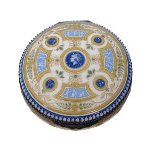 boite en porcelaine Manufacture Nationale de Sèvres pâte sur pâte 1886