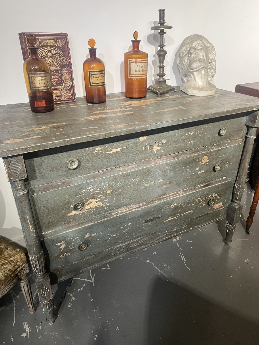 Commode de style Directoire, finition patinée à l’ancienne