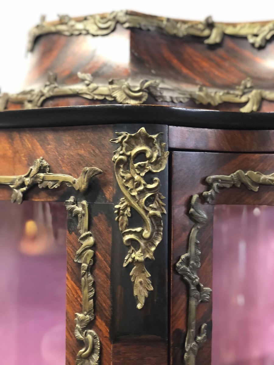 Vitrine mouvementée de style Louis XV en marqueterie avec ornement de bronze-photo-3