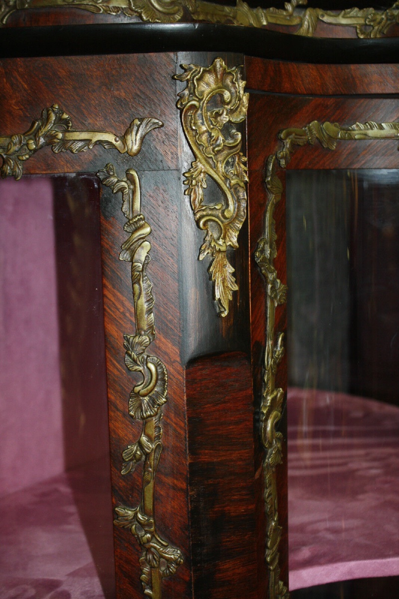 Vitrine mouvementée de style Louis XV en marqueterie avec ornement de bronze-photo-2