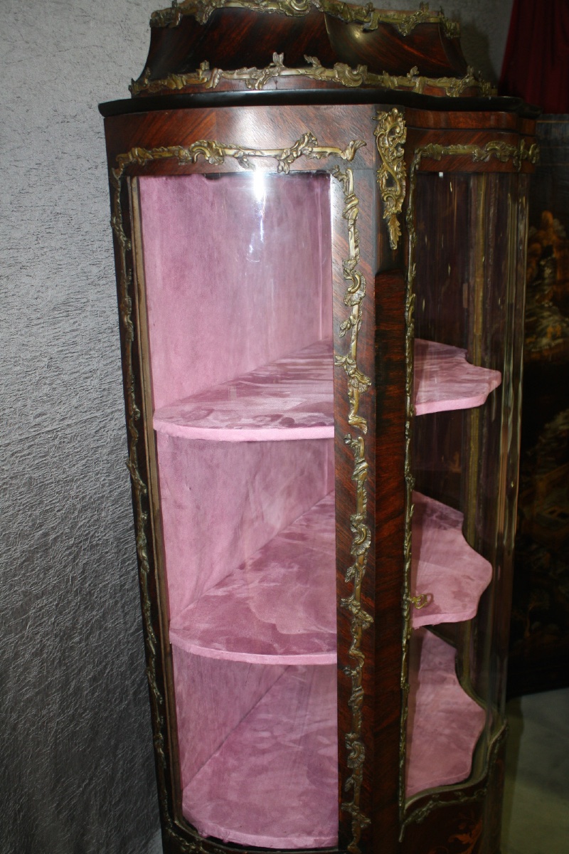 Vitrine mouvementée de style Louis XV en marqueterie avec ornement de bronze-photo-3
