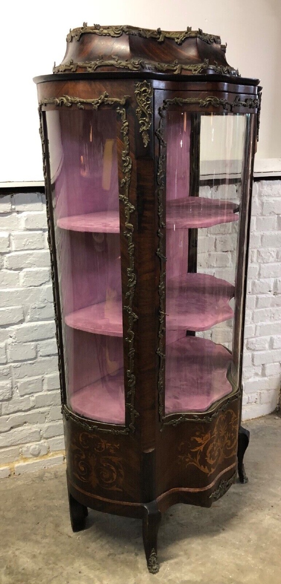 Vitrine mouvementée de style Louis XV en marqueterie avec ornement de bronze