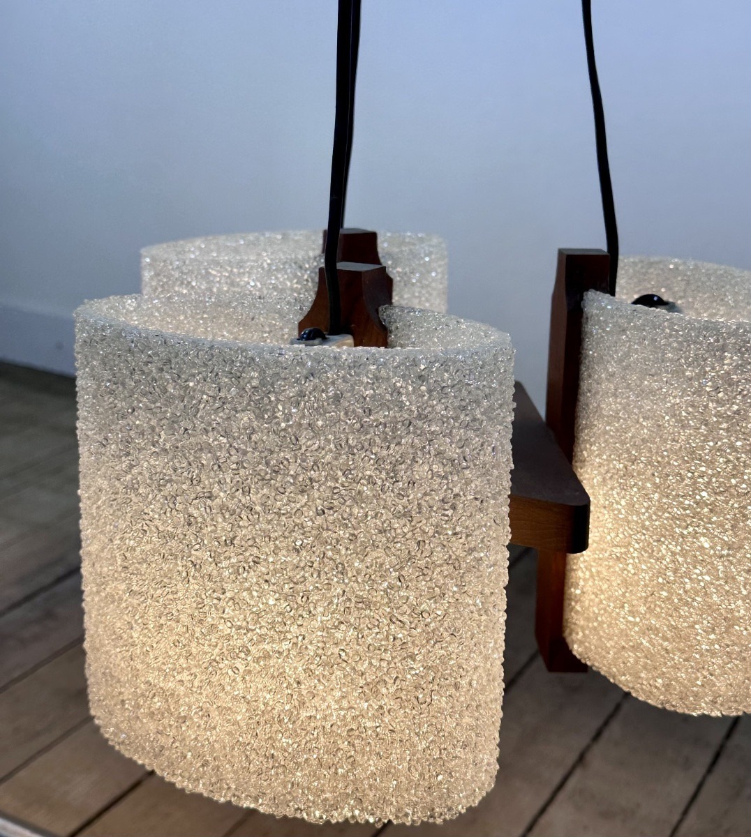 Lustre scandinave en teck et perspex vintage 1960-photo-5