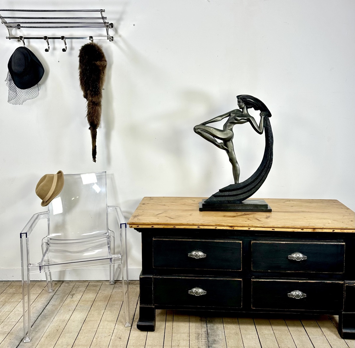 Commode basse en pichepin et patine gris foncé début XXeme-photo-4