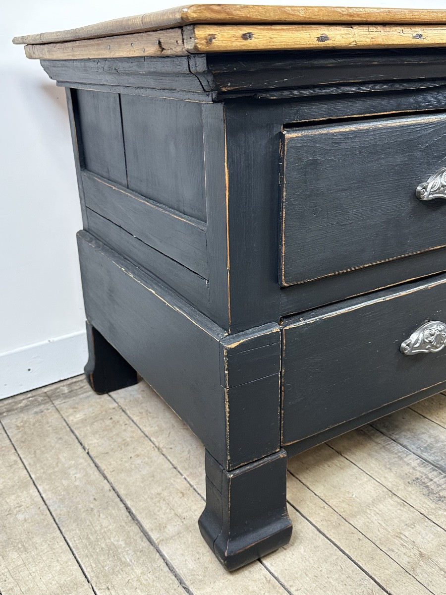 Commode basse en pichepin et patine gris foncé début XXeme-photo-2
