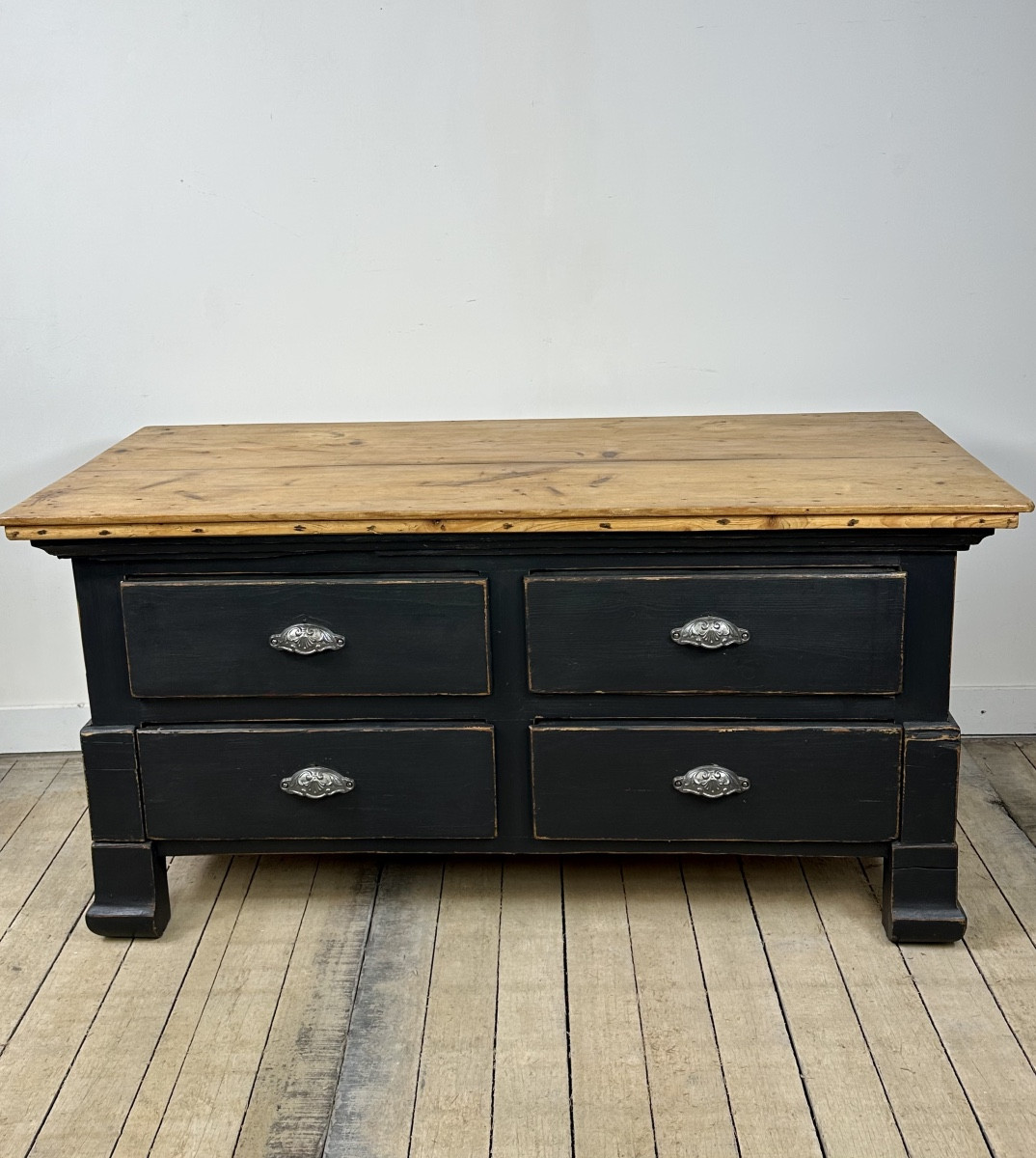 Commode basse en pichepin et patine gris foncé début XXeme