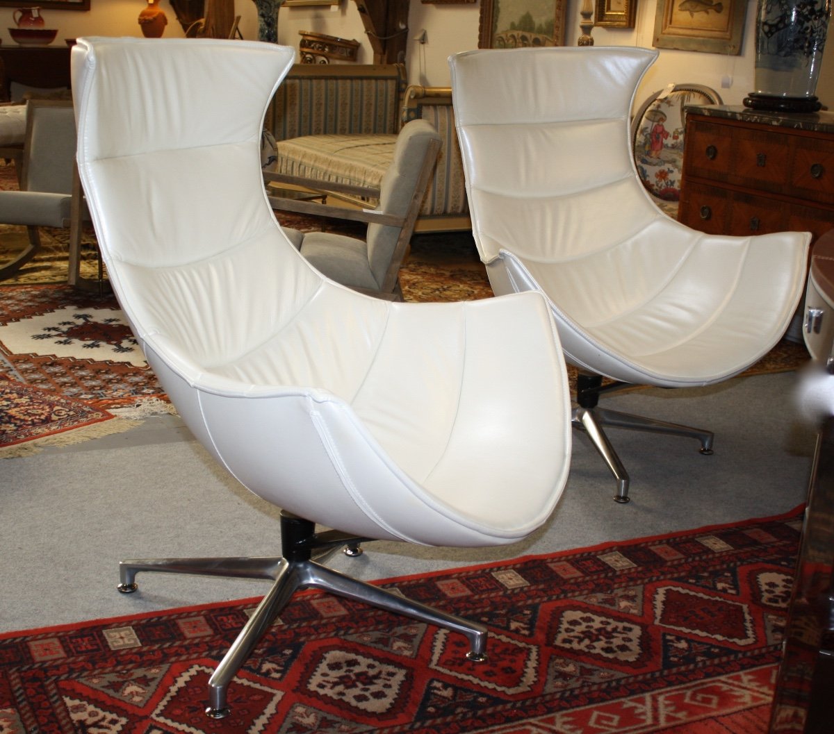 Fauteuils Coque (la Paire) En Cuir Blanc Nacré Vintage 80’s