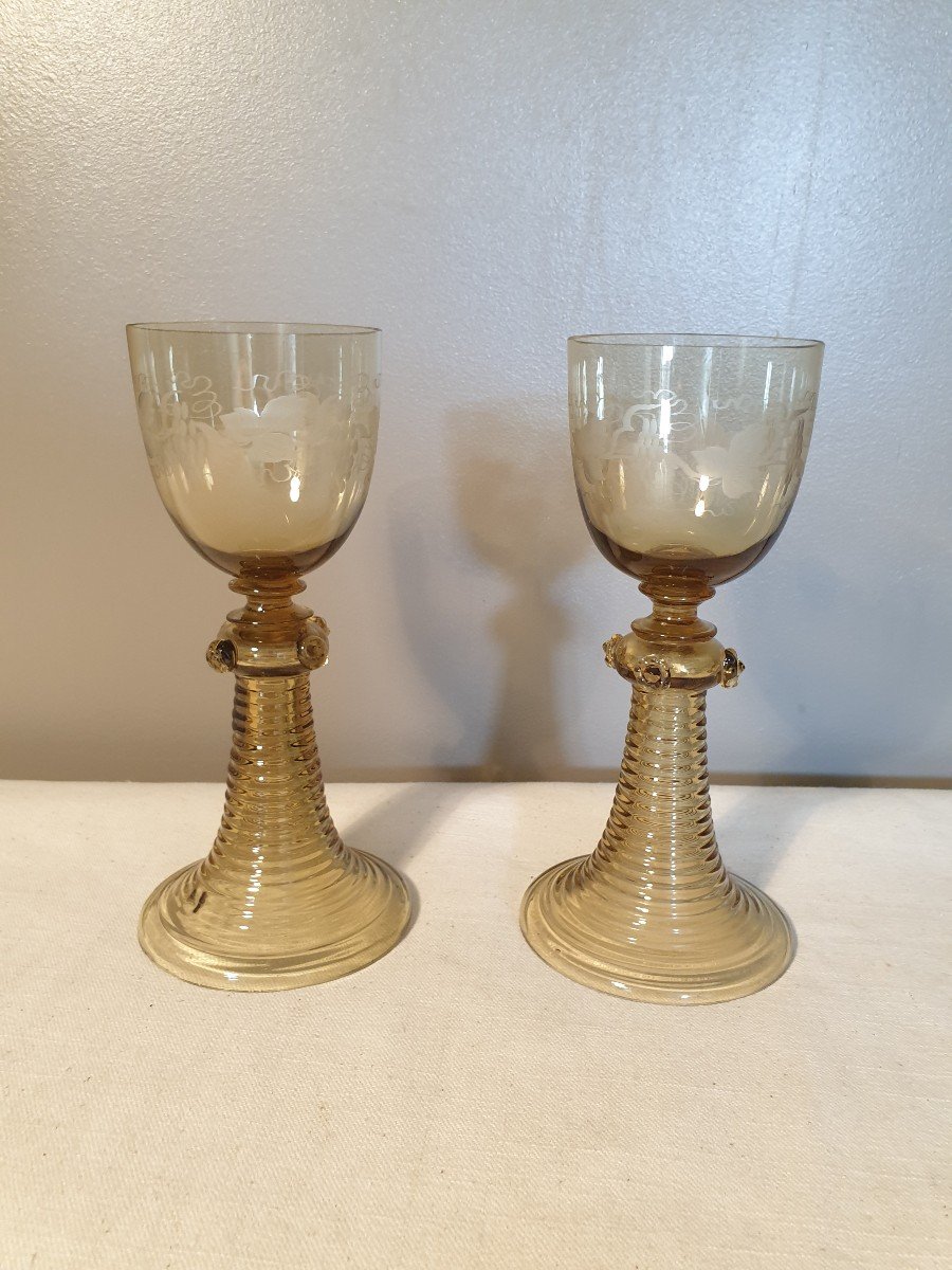 Two Rhine Wine Glasses Roemer In Crystal And Blown Smoked Glass. They Are Engraved With Pampers