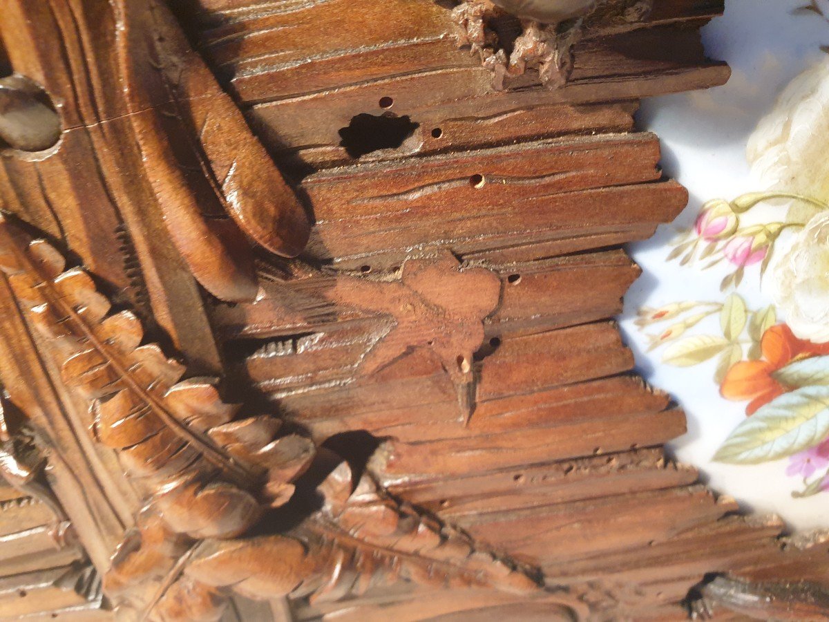 Tahan.  Jardinière Signée En Bois Sculpté. Décor De Planches, De Feuilles Et d'Insectes-photo-1