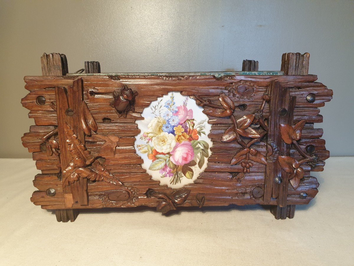 Tahan.  Jardinière Signée En Bois Sculpté. Décor De Planches, De Feuilles Et d'Insectes