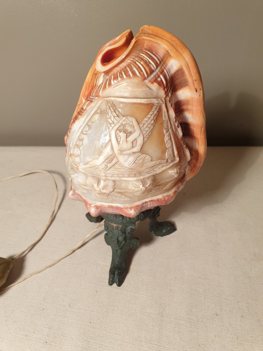 Engraved Shell Lamp Cameo Style "the Kiss".