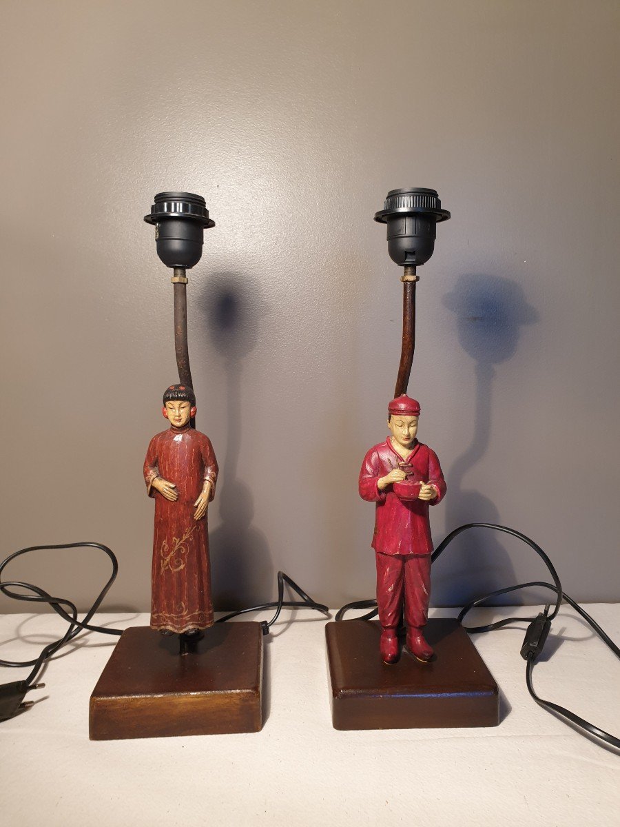 Pair Of 80s Lamps: Chinese Couple In Painted Resin. Height 40 Cm