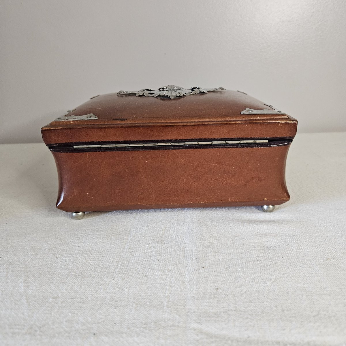 Wooden Jewelry Box Covered In Brown Leather. Ball-shaped Feet.-photo-3