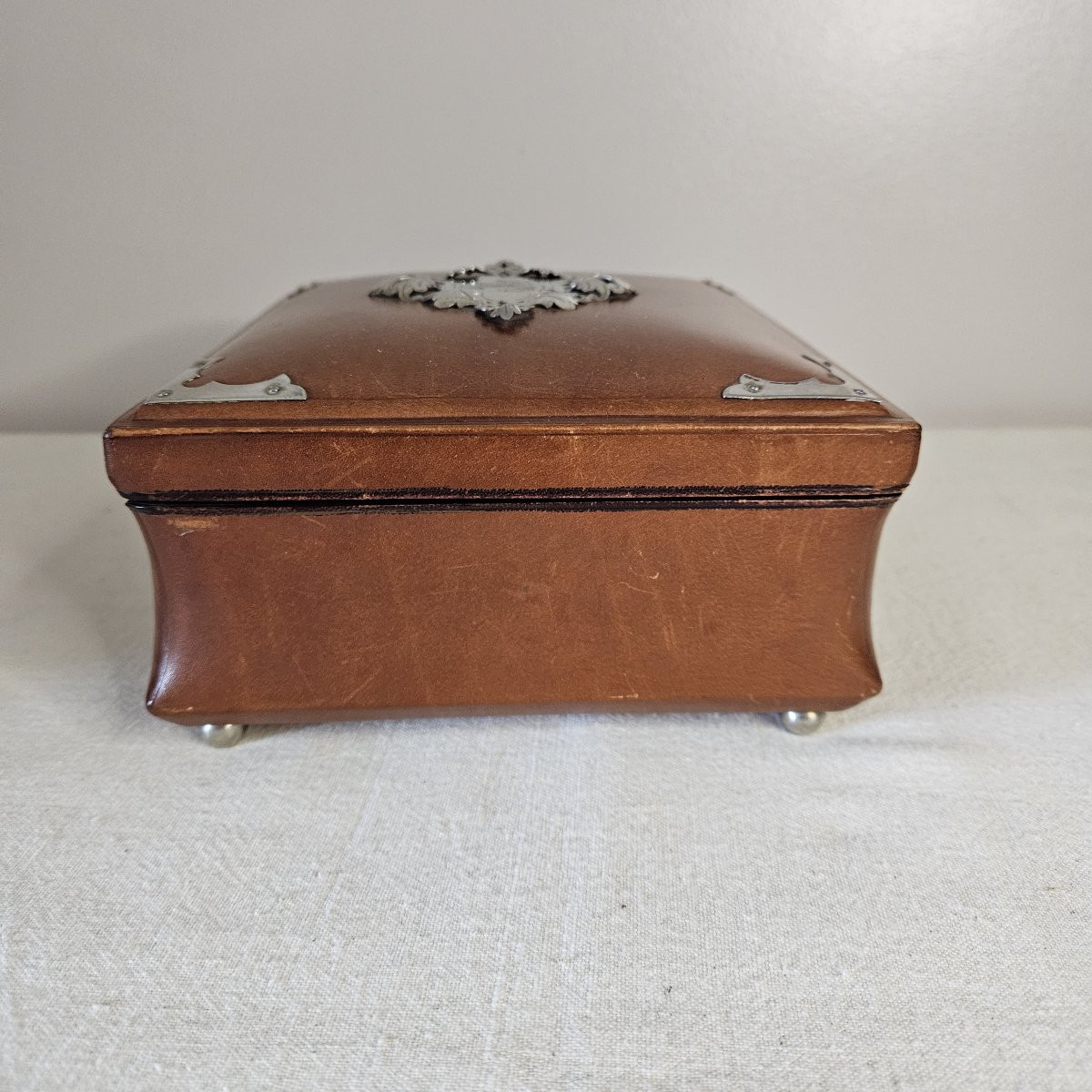 Wooden Jewelry Box Covered In Brown Leather. Ball-shaped Feet.-photo-4