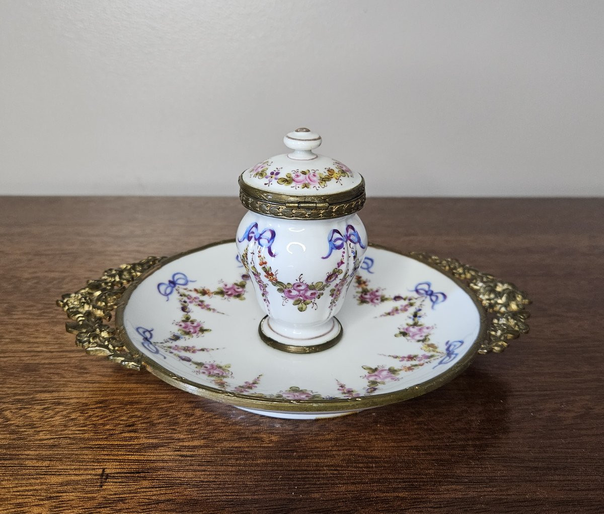 Sèvres Porcelain Inkwell Circa 1900. Decorated With A Garland Of Flowers Topped With Ribbons-photo-3