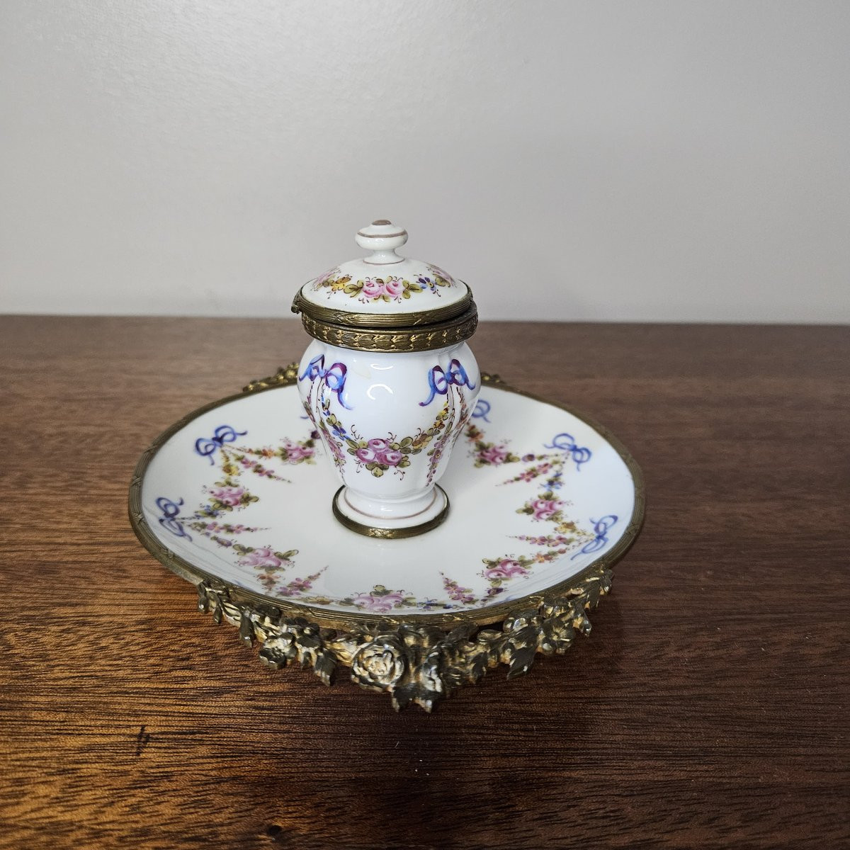 Sèvres Porcelain Inkwell Circa 1900. Decorated With A Garland Of Flowers Topped With Ribbons-photo-2