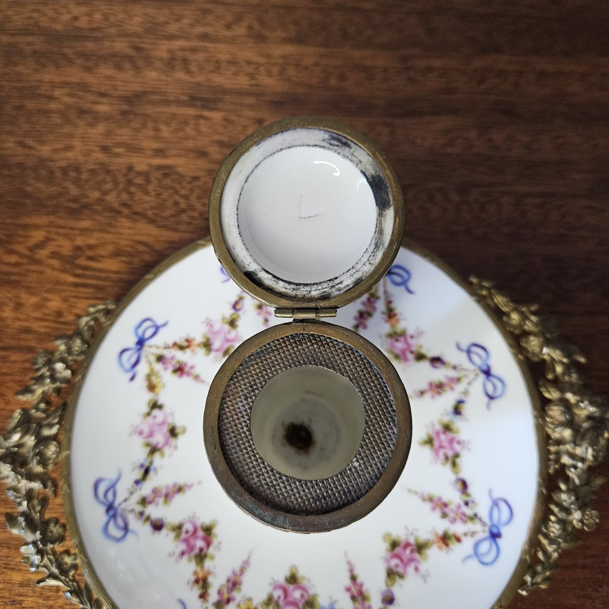 Sèvres Porcelain Inkwell Circa 1900. Decorated With A Garland Of Flowers Topped With Ribbons-photo-3