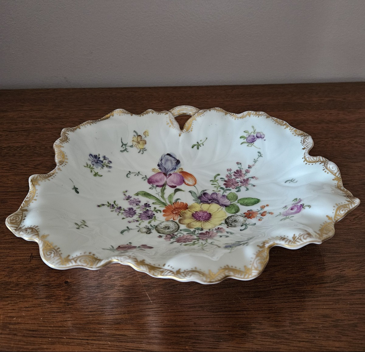 Petit plat creux, vide poche en porcelaine  Dresden saxe.  Décor fleuri