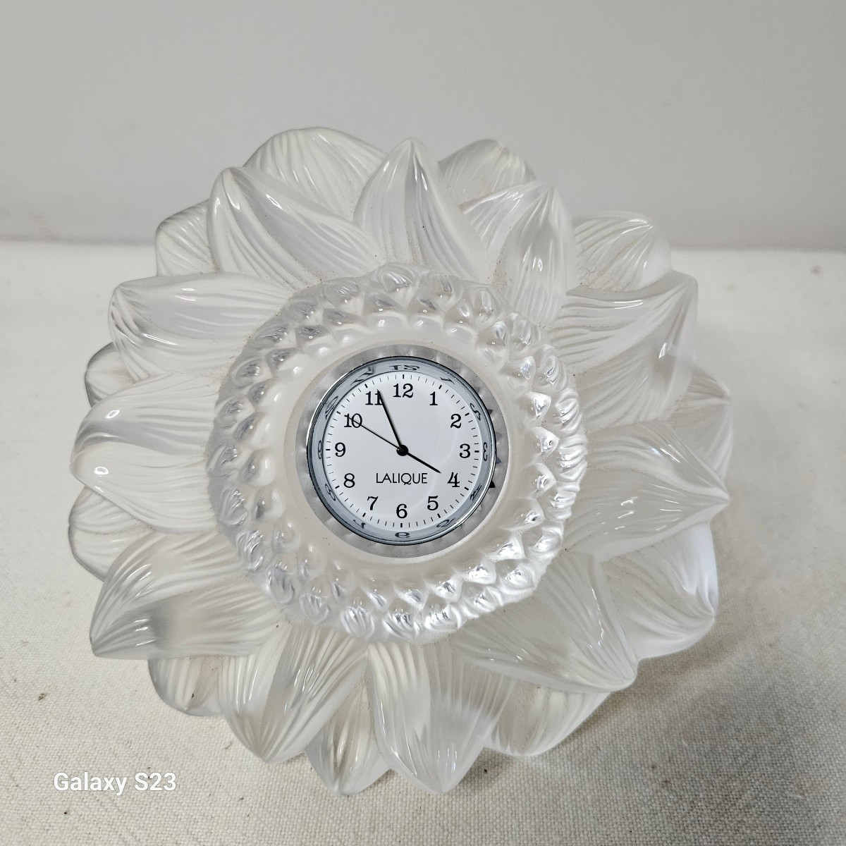 Lalique France  Pendulette Soleil. Elle fonctionne. 