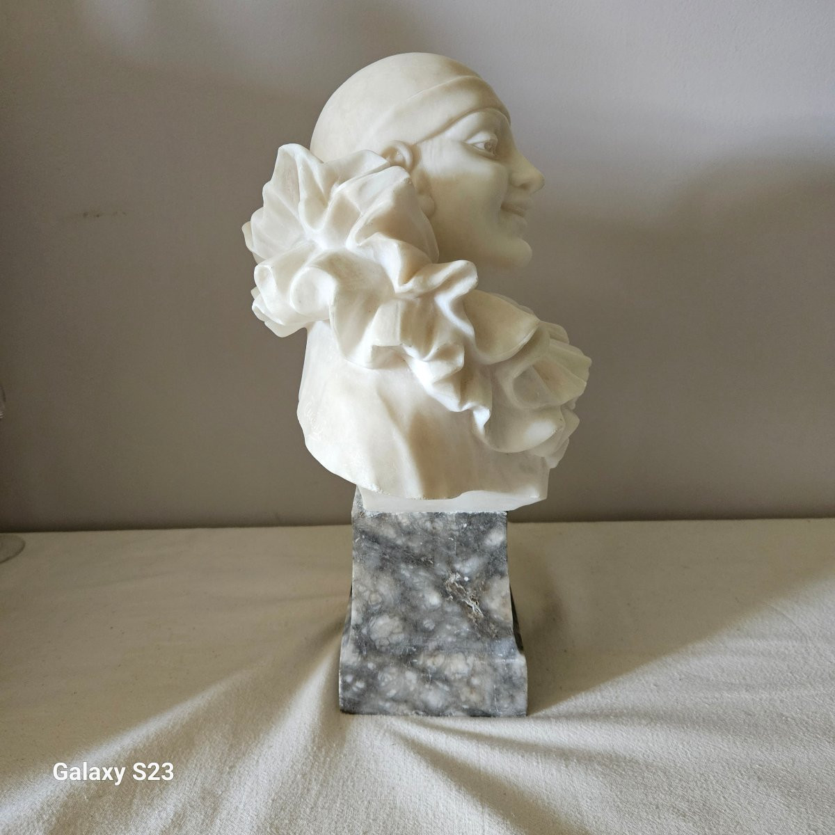 Pierrot souriant. Sculpture en albâtre Alberto Currini 41 cm-photo-3