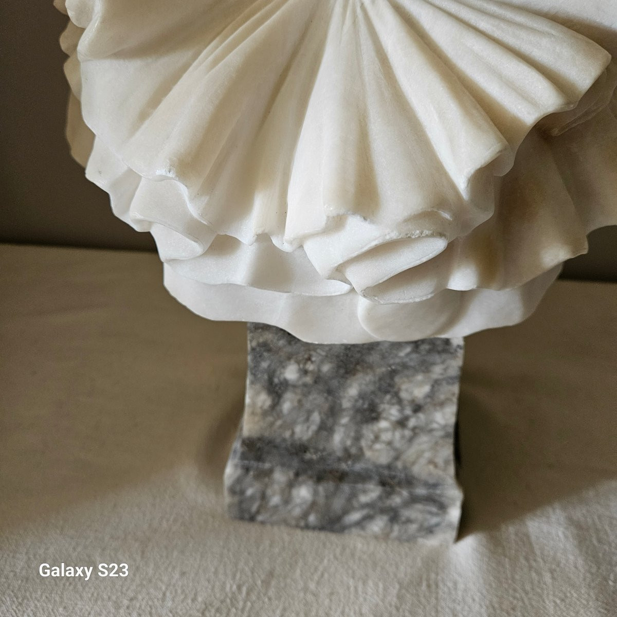 Pierrot souriant. Sculpture en albâtre Alberto Currini 41 cm-photo-2