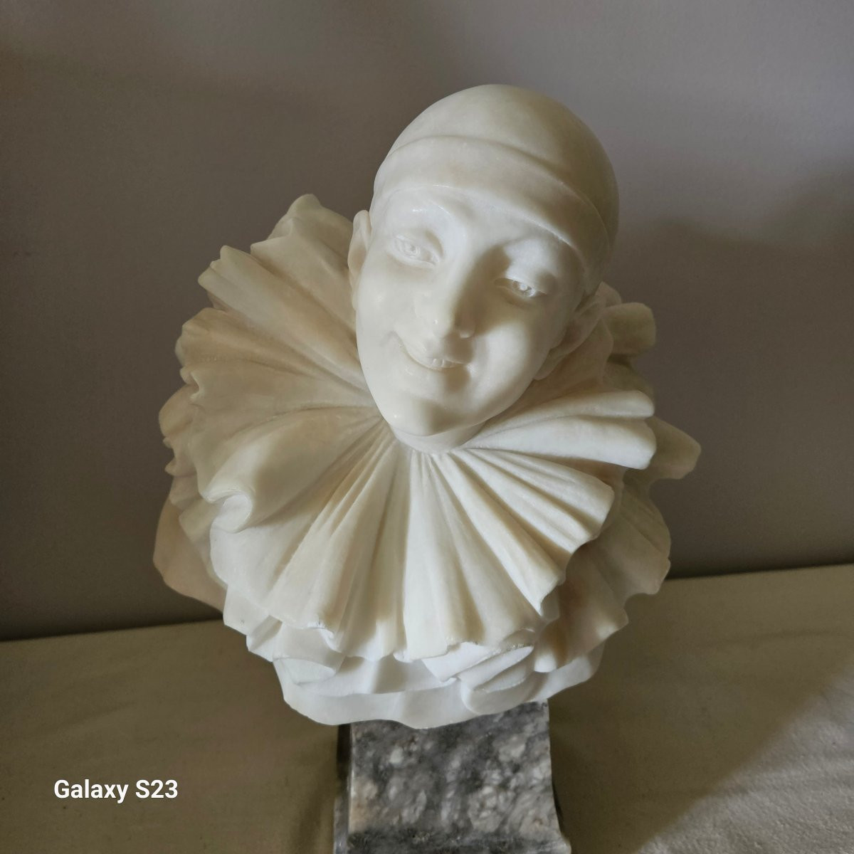 Pierrot souriant. Sculpture en albâtre Alberto Currini 41 cm-photo-8